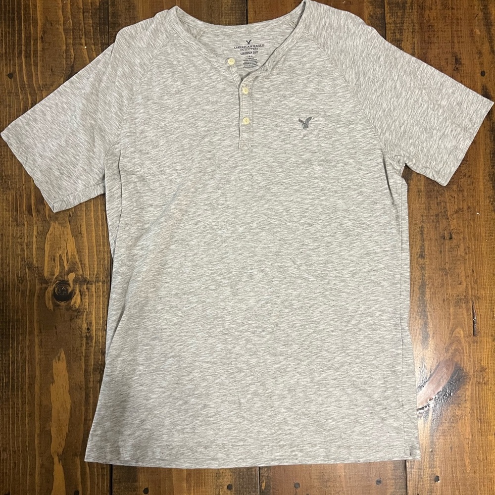 Men’s AEO tee